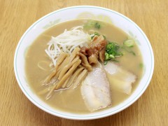 黄系ラーメン　八万屋