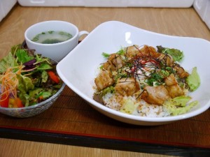 照り玉チキン丼　　800円